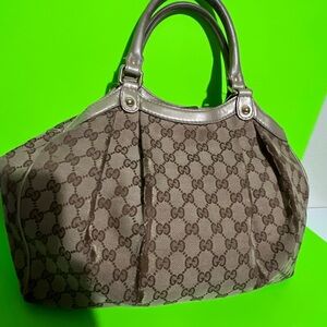 Beautiful Gucci Vintage Print Medium GG Canvas Sukey Tote.